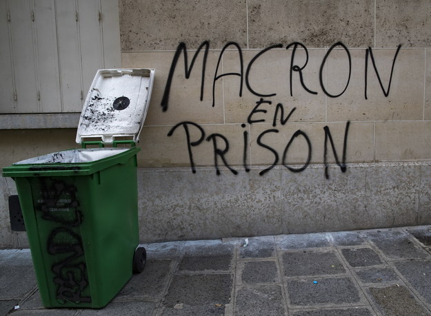 "Żółte kamizelki" domagają się ustąpienia Emmanuela Macrona z funkcji prezydenta Francji /IAN LANGSDON /PAP/EPA