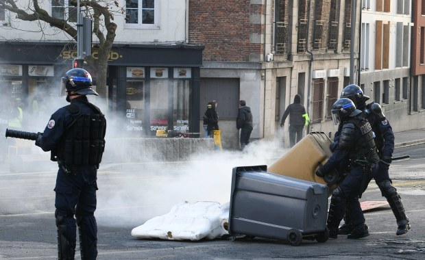 "Żółte kamizelki" na ulicach Francji. Doszło do strać z policją