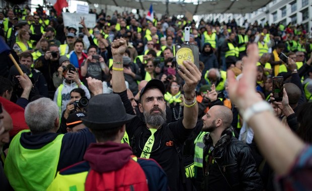 "Żółte kamizelki" przygotowują na dziś nową falę demonstracji 