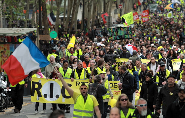 "Żółte kamizelki" w Paryżu protestowały pod siedzibami mediów przychylnych Macronowi /CHRISTOPHE PETIT TESSON /PAP/EPA