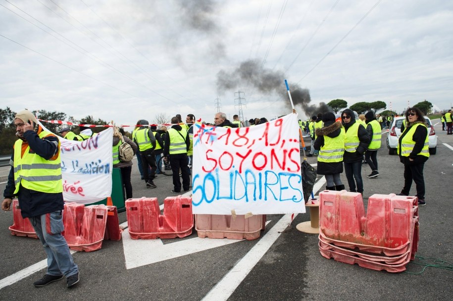 "Żółte kamizelki" wywodzą się głównie z niewielkich miast. To osoby z klas średnich, którym się niezbyt dobrze powodzi. "Ta ankieta unaocznia przepaść, jaka dzieli dwie Francje /	ACBA/Mahoudeau Clement /PAP