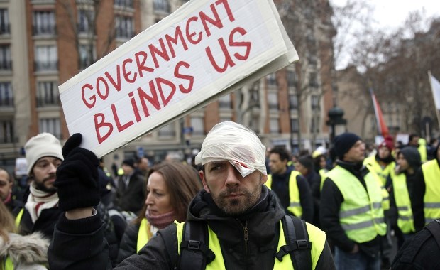 "Żółte kamizelki" znów protestują. Tym razem przeciwko brutalności policji