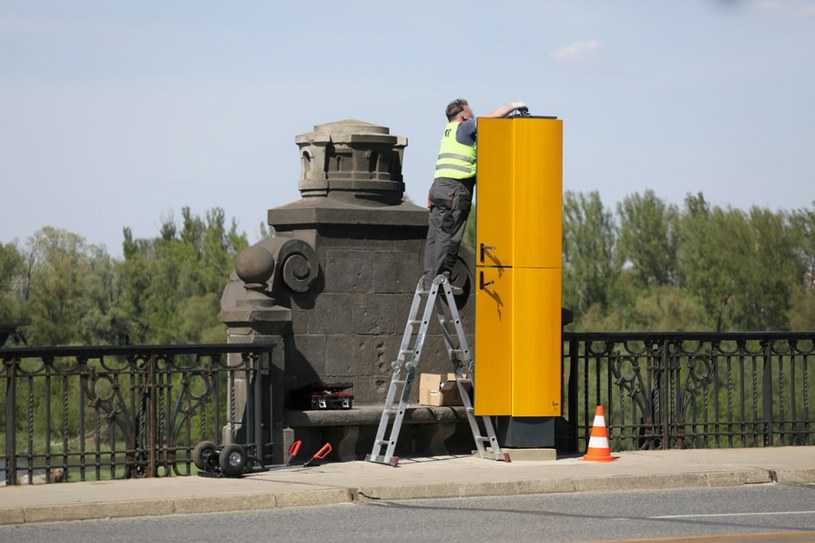 Żółte "kloce" fotoradarów umieszczono tuż obok zabytkowych elementów architektonicznych mostu / 	Jakub Kamiński    /East News