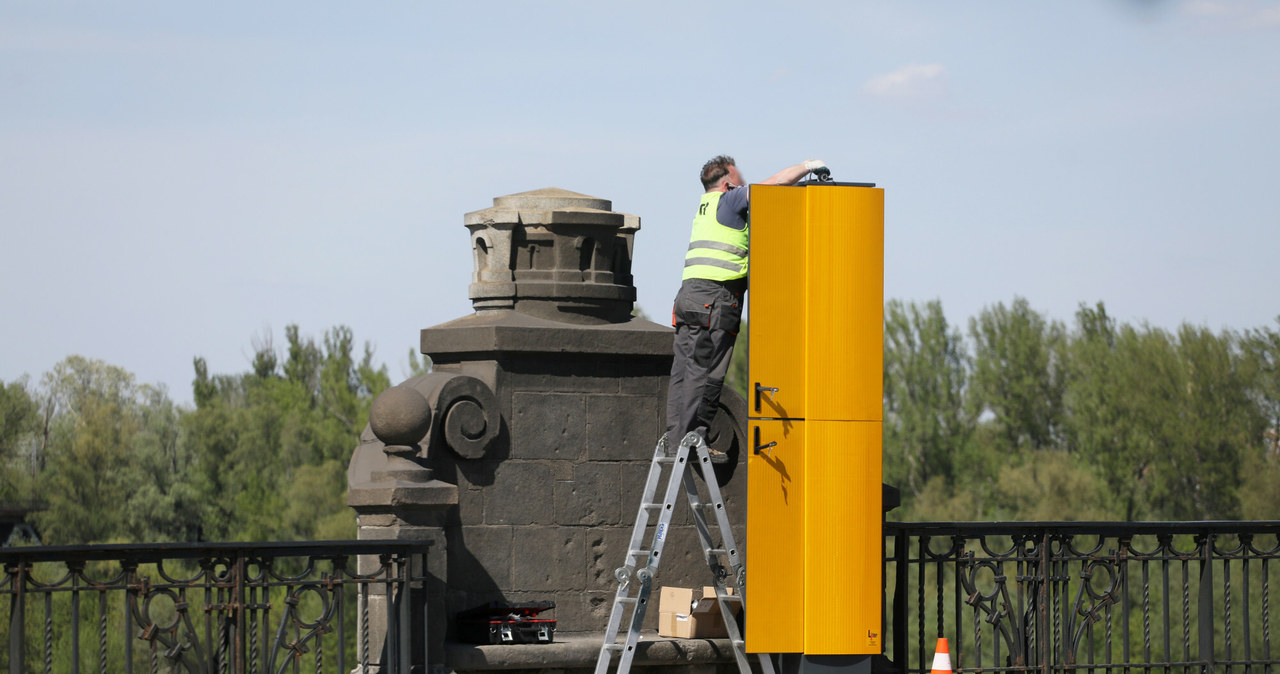 Żółte "kloce" fotoradarów umieszczono tuż obok zabytkowych elementów architektonicznych mostu / 	Jakub Kamiński    /East News