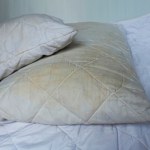 Żółte plamy na poduszkach to już przeszłość. Tym sposobem łatwo je usuniesz 