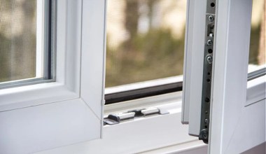 Żółte plamy na ramach okiennych? Użyj tego, a znów będą śnieżnobiałe 