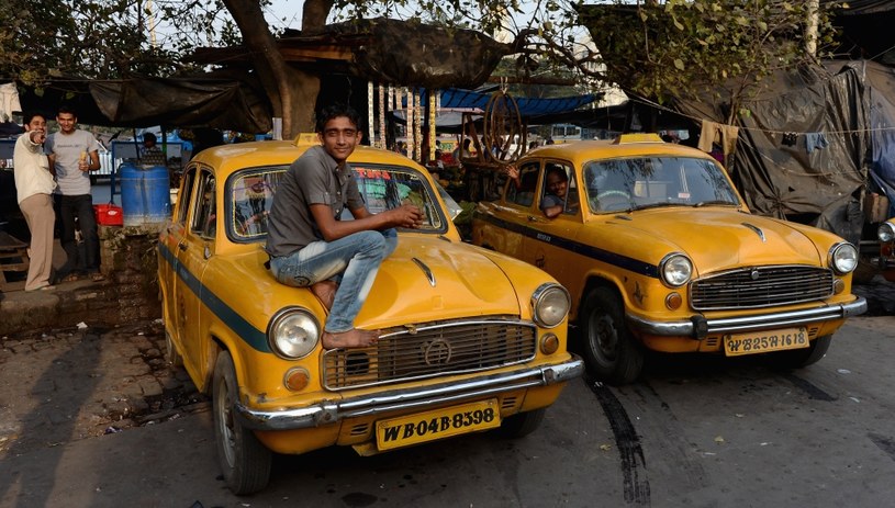 Żółte taksówki marki Ambassador mogą zniknąc z ulic Kalkuty /Getty Images