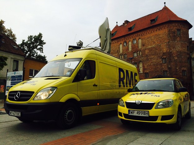 Żółte wozy RMF FM zaparkowały w Lidzbarku Warmińskim /RMF FM