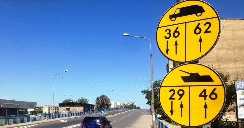 Żółte znaki na drogach to ważne informacje dla wojskowych pojazdów /GDDKiA