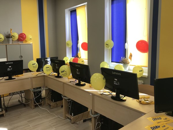 Żółto-niebieska pracownia komputerowa w Czernikowie