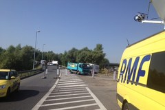 Żółto-niebieski konwój rozdaje wodę na A4 w Krakowie
