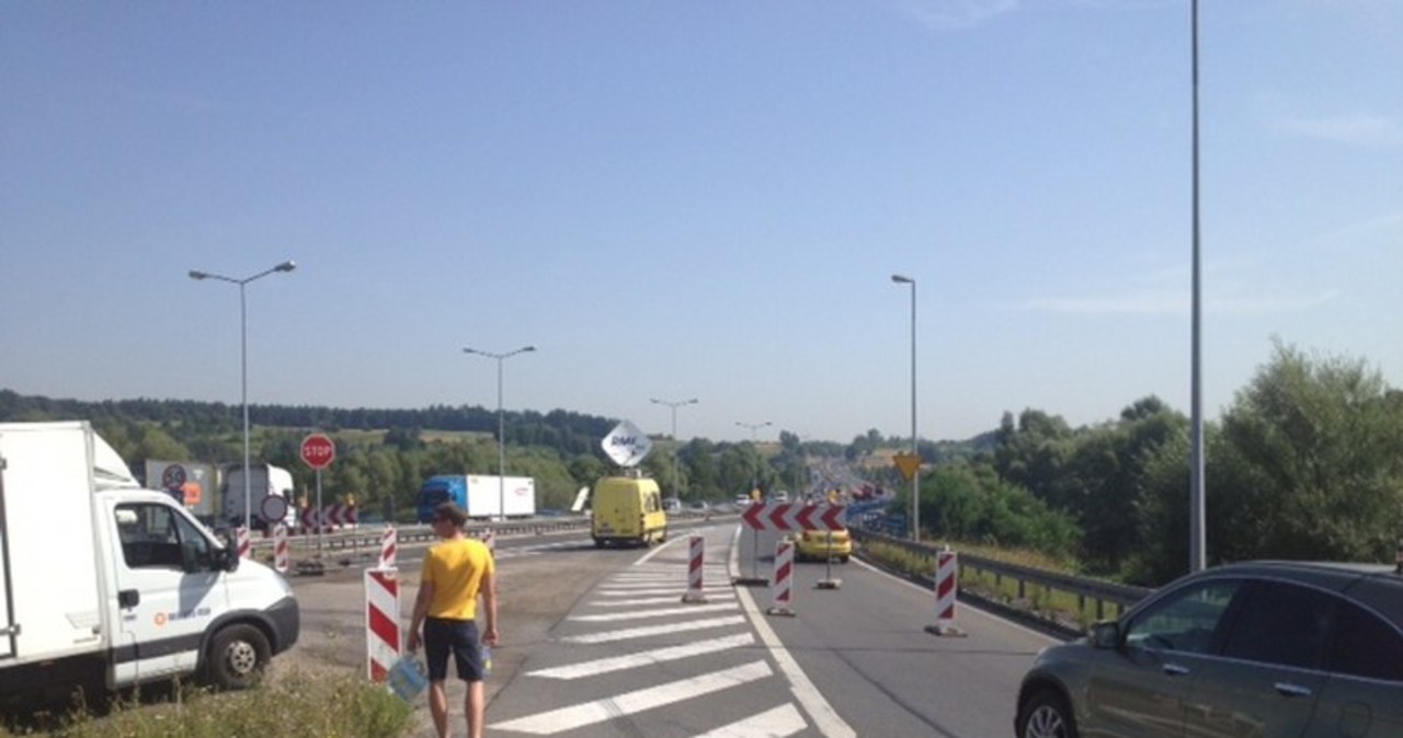 Żółto-niebieski konwój rozdaje wodę na A4 w Krakowie