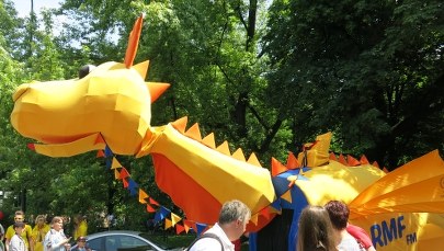 Żółto-niebieski smok RMF FM!