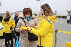  Żółto-niebieskie bombonierki rozdaliśmy już na MOP Łódź, Wiśniowa Zachód.