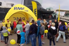 Żółto-niebieskie miasteczko RMF FM pod ORP "Błyskawica"