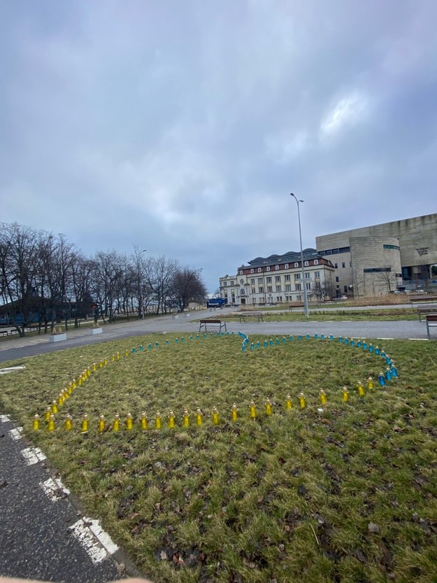 Żółto-niebieskie serce ze zniczy płonie na Placu Wolnej Ukrainy w Gdyni /Sylwia Kwiatkowska-Łaźniak /RMF MAXX