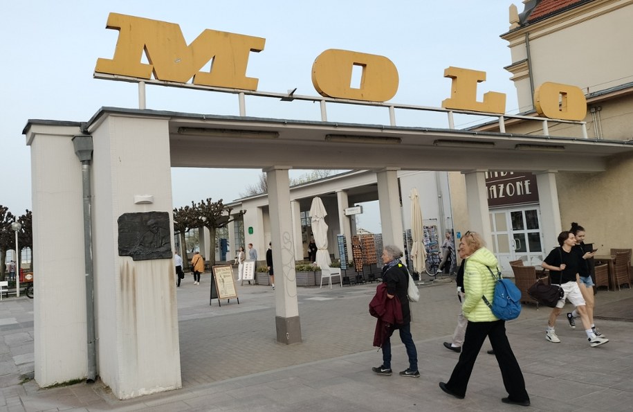 Żółty napis nad bramą ma zostać zastąpiony neonem, który będzie wykonany według projektu sprzed lat /Maciej Nycz /RMF FM