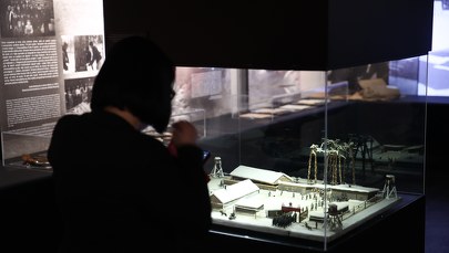 Żółty sweterek wśród pamiątek po Sybirakach na wystawie w forcie Skotniki