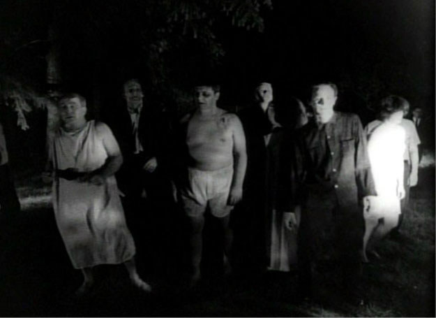 Zombie z filmowego horroru "Noc żywych trupów" w reż. George Romero /MWMedia