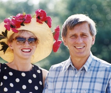 Żoną aktora jest młodsza o 25 lat Beata Ścibakówna. Gdy się poznali, on był rektorem i wykładowcą Akademii Teatralnej, ona - jego studentką. 

Wcześniej Englert był żonaty z aktorką Barbarą Sołtysik, z którą studiował na jednym roku w warszawskiej PWST. Małżeństwo pary przetrwało 33 lata. Barbara Sołtysik często powtarzała, że Jan Englert jest „zbyt przystojny na męża”.