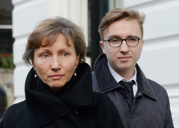 Żona Aleksandra Litwinienki i jego syn w drodze do sądu w Londynie /FACUNDO ARRIZABALAGA /PAP/EPA