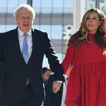 Żona Borisa Johnsona zachwyca w ciąży. Carrie Johnson wygląda pięknie w czerwonej sukience! 