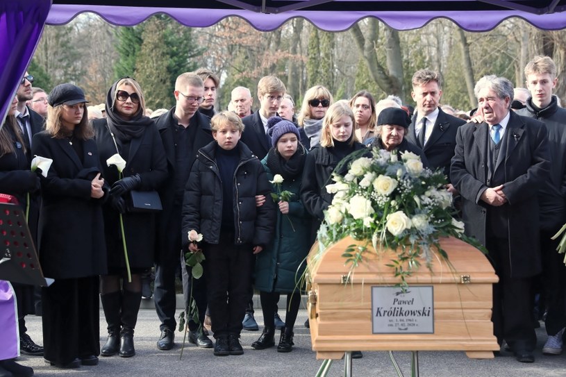 Żona, dzieci, rodzice i rodzina żegnają Pawła Krolikowskiego na cmentarzu / 	Tomasz Gzell    /PAP