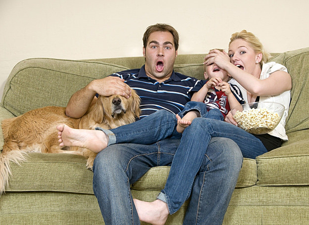 Żona, dziecko, pies i oglądanie telewizji. Czy można chcieć coś więcej od życia? /&copy; Panthermedia