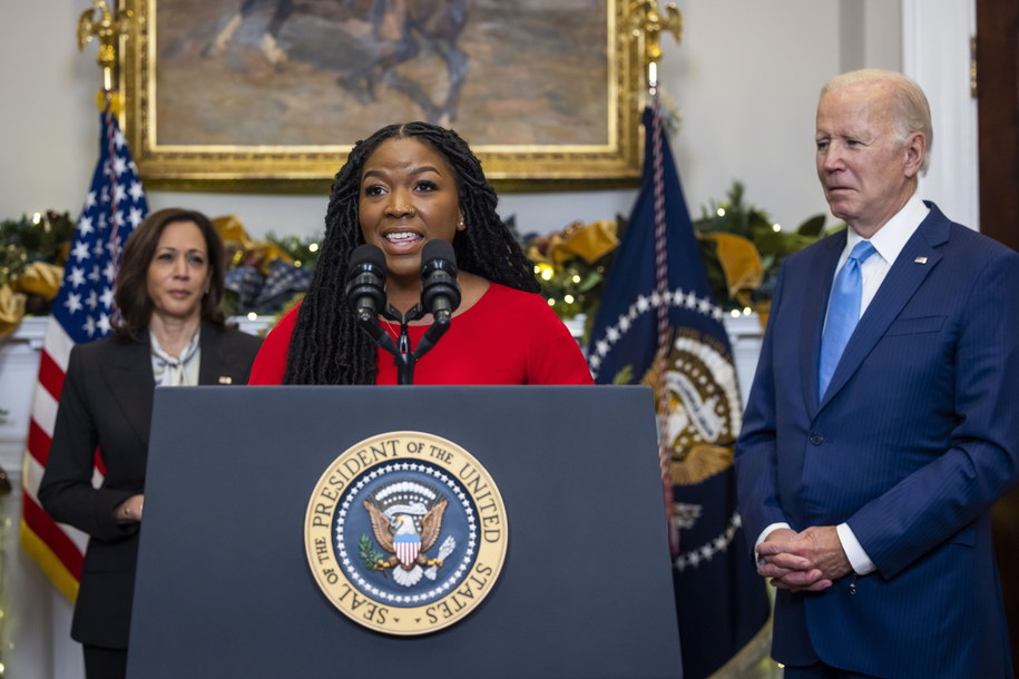 Żona koszykarki, Cherelle Griner, oraz prezydent Joe Biden /JIM LO SCALZO /PAP/EPA