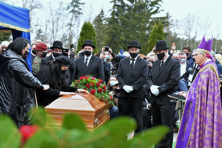Żona Krzysztofa Krawczyka Ewa Krawczyk i bp Antoni Długosz podczas uroczystości pogrzebowych artysty na cmentarzu w Grotnikach /Grzegorz Michałowski /PAP