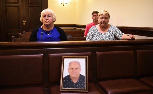Żona zamordowanego przyniosła do sądu jego zdjęcie /Jan Dzban /PAP