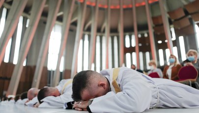 Żonaci mężczyźni będą chrzcić i głosić kazania. Rewolucja w polskiej diecezji
