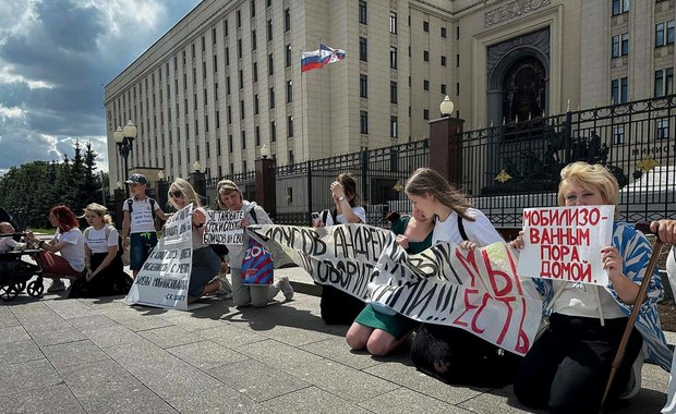 ​Żony rosyjskich żołnierzy demonstrowały przed ministerstwem obrony w Moskwie