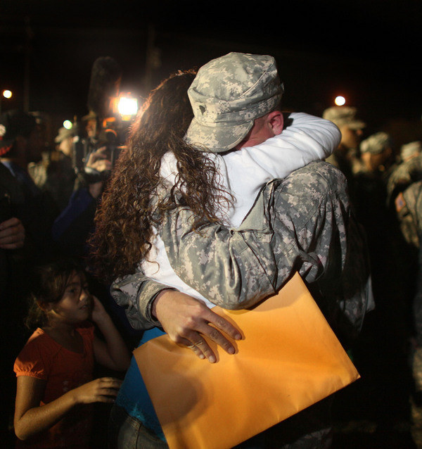 Żony żołnierzy na całym świecie tak samo cieszą się z powrotu swoich mężów /AFP