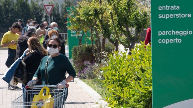 Zorganizowane grupy przestępcze oferują darmowe paczki żywnościowe ludziom, którzy z powodu epidemii koronawirusa zaleźli się w kłopotach finansowych /MAURIZIO BRAMBATTI /PAP/EPA