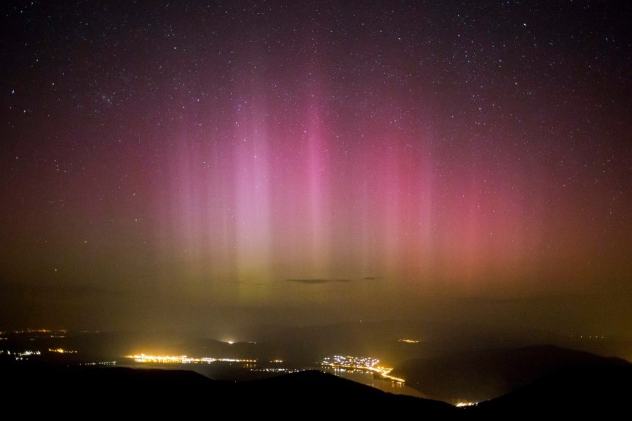 Zorza nad Węgrami /BALAZS MOHAI /PAP/EPA