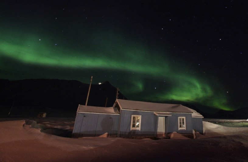 Zorza polarna nad Longyearbyen - stolicą Spitsbergenu /East News