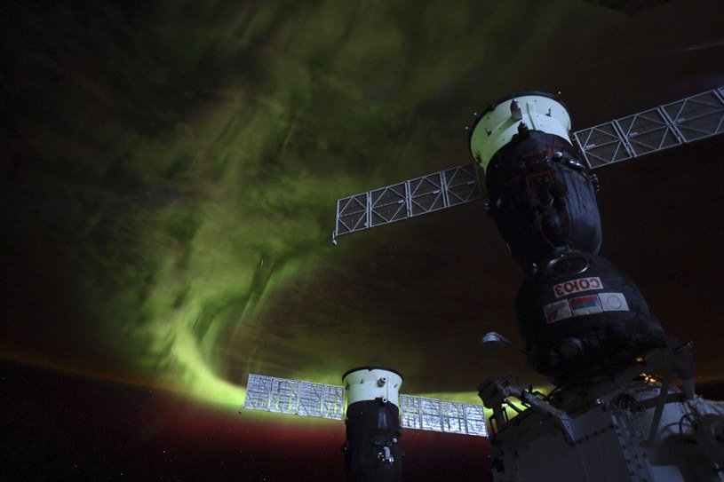 Zorza polarna nad stacją kosmiczną NASA /East News