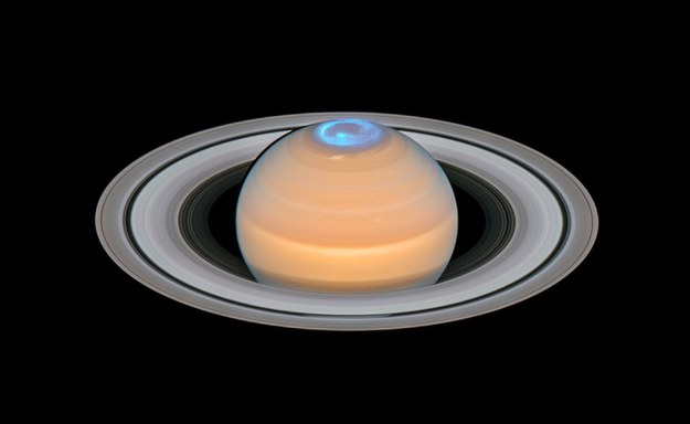 Zorza wokół północnego bieguna Saturna /ESA/Hubble, NASA, A. Simon (GSFC) and the OPAL Team, J. DePasquale (STScI), L. Lamy (Observatoire de Paris) /Materiały prasowe