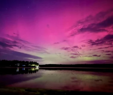 Zorza znów rozbłysła nad Polską. Internauci chwalą się zdjęciami