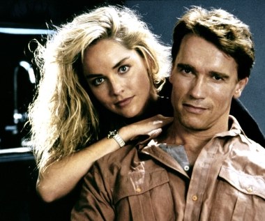 Została dostrzeżona przez krytykę i publiczność dopiero w 1990 roku za sprawą występu w filmie science-fiction "Pamięć absolutna", gdzie grała obok Arnolda Schwarzeneggera. Co ciekawe, początkowo chciała odrzucić ofertę zagrania w tym filmie, jednak przekonało ją nazwisko reżysera Paula Verhoevena.

W ciągu dwóch lat po sukcesie "Pamięci absolutnej" Sharon zagrała w pięciu niskobudżetowych filmach. Prawdziwym przełomem w jej karierze okazała się rola biseksualnej pisarki Catherine Tramell w "Nagim instynkcie" (1992) , kolejnej produkcji Verhoevena. Do historii przeszła scena przesłuchania, kiedy w tyleż zmysłowy, co wyuzdany sposób założyła nogę na nogę. Stone została doceniona przez krytykę (m.in. nominacje do Złotego Globu i Saturna), ale także okrzyknięto ją symbolem seksu (m.in. MTV przyznało jej tytuł "Najatrakcyjniejszej Kobiety Roku 1993").

Rok później zagrała w kolejnym skandalizującym thrillerze erotycznym zatytułowanym "Sliver". Tym razem partnerował jej w nim William Baldwin.