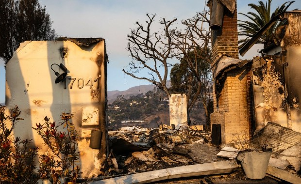"Zostałam z jedną walizką". Polka mieszkała w dzielnicy, którą pochłonął pożar