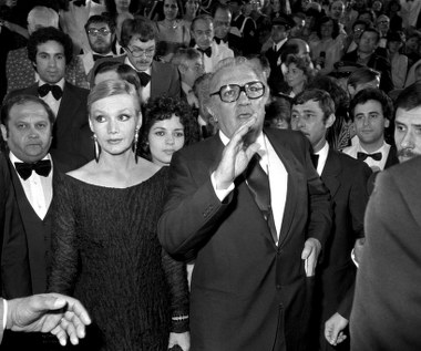 Zostali z Fellinim przyjaciółmi. "Podarowałam mu swoją pierwszą płytę, bo właśnie wyszła. 'A ty jej słuchałaś?' - zapytał. 'Nie mam na czym'. Chwilę później wyjeżdżałam na tournée. Nagle dostaję ogromne pudło z listem: 'Wiem, że ci to będzie szkodziło na każdej granicy, którą będziesz przekraczała. Bardzo się z tego cieszę'". To była ogromna wieża stereo z głośnikami. Jeździłam z nią po całym świecie. I rzeczywiście na każdym lotnisku miałam kłopoty. Pokazywałam wtedy list od Felliniego. To zawsze działało".

("Retro")