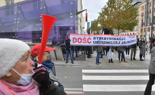 "Zostaliśmy z marną pensją". Pracownicy budżetówki protestowali w Warszawie