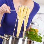 Zostało dużo makaronu z obiadu? Wiemy, czy można odgrzać go na drugi dzień