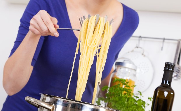 Zostało dużo makaronu z obiadu? Wiemy, czy można odgrzać go na drugi dzień