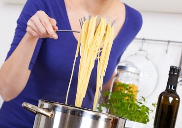 Zostało dużo makaronu z obiadu? Wiemy, czy można odgrzać go na drugi dzień