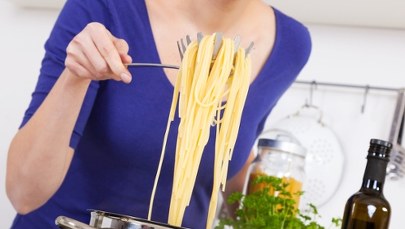 Zostało dużo makaronu z obiadu? Wiemy, czy można odgrzać go na drugi dzień
