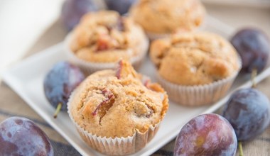 Zostały ci śliwki? Zrób z nich pachnące i wilgotne babeczki