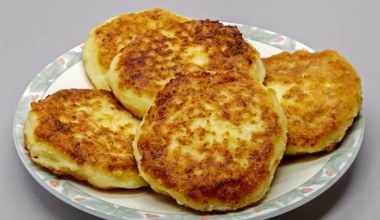 Zostały ci ziemniaki z obiadu? Zamiast je wyrzucać, zrób te placki